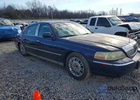 2007 Lincoln Town Car Signature Limited z USA, uszkodzony, nr VIN 1LNHM82V97Y623994